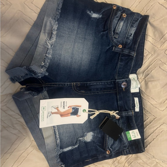 Jean shorts Juniors size 9 - Picture 2 of 3